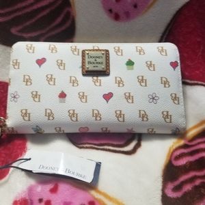 Dooney and bourke gretta hearts wristlet